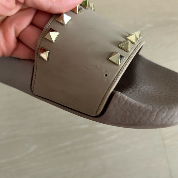 Valentino - ROCKSTUD RUBBER SLIDER SANDAL - Picture 3 of 8